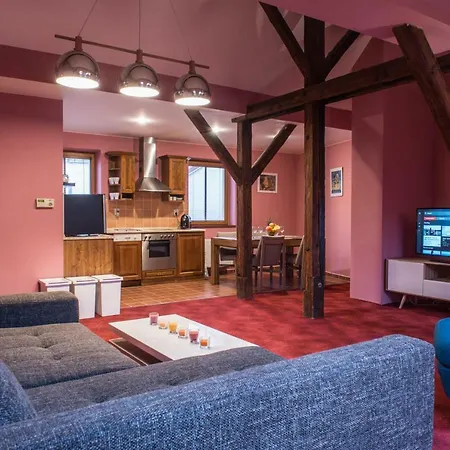 Spacious And Quiet Attic Flat In Centre Appartamento
