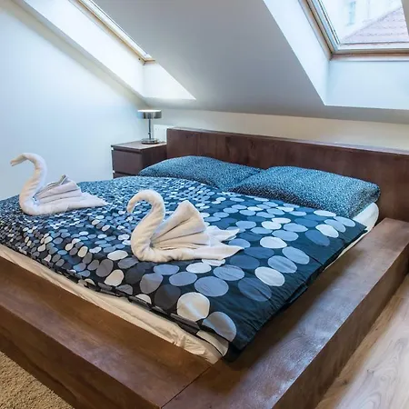 Appartamento Spacious And Quiet Attic Flat In Centre Praga