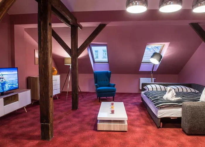 アパート Spacious And Quiet Attic Flat In Centre プラハ