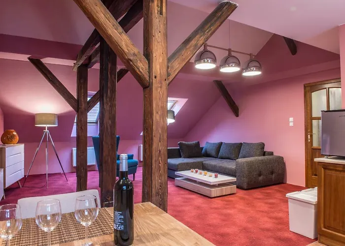 Apartamento Spacious And Quiet Attic Flat In Centre